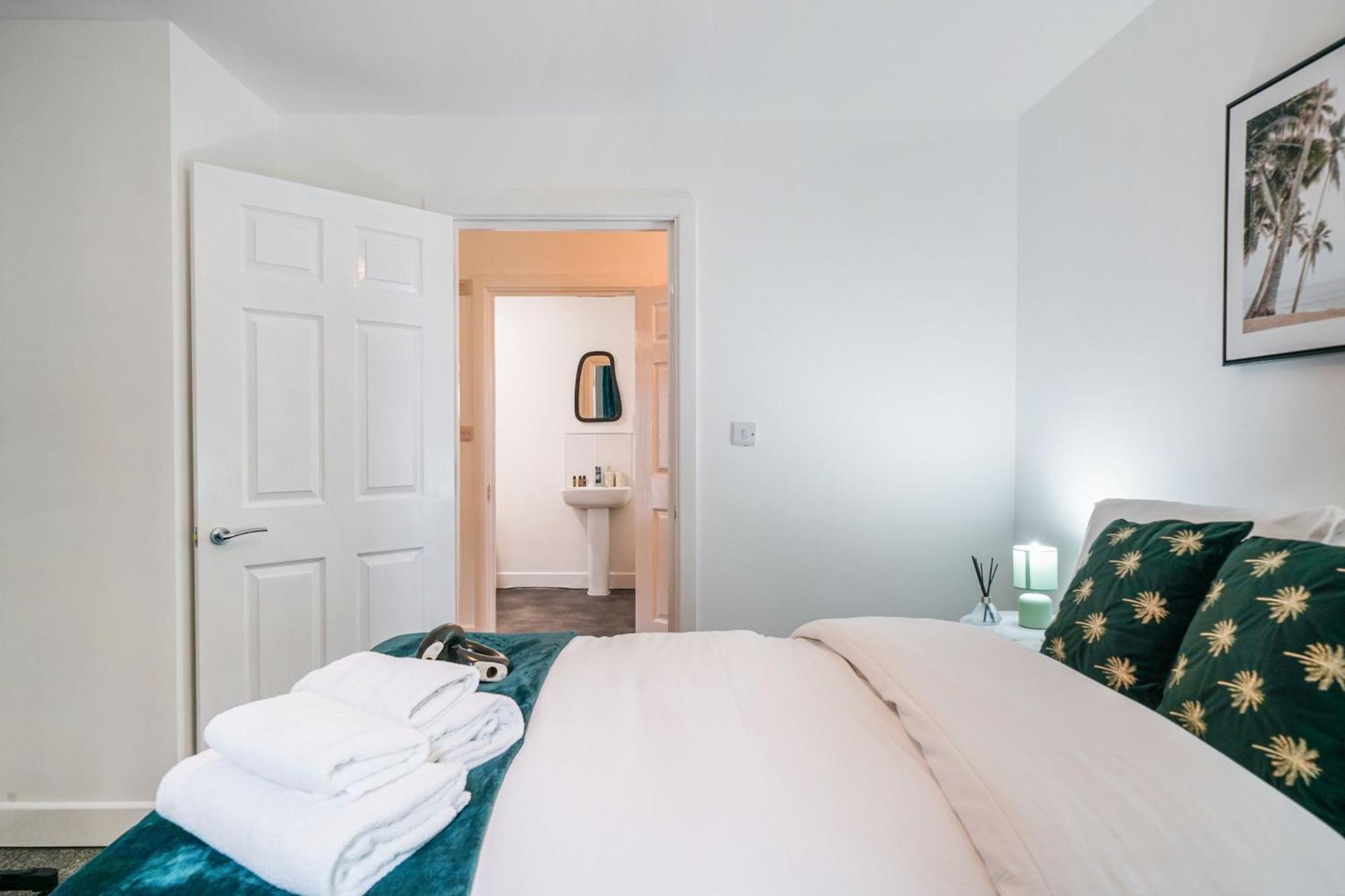 One And Two Bed Apartments Slough Near Heathrow Colnbrook Экстерьер фото