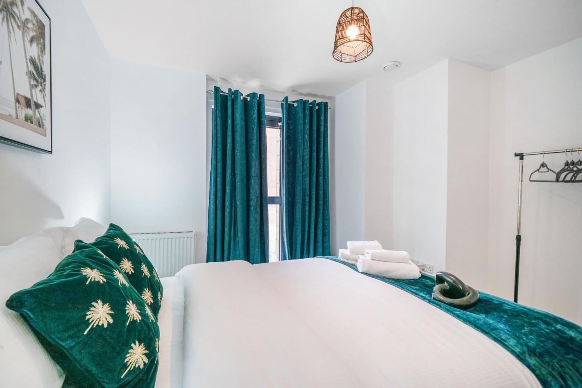 One And Two Bed Apartments Slough Near Heathrow Colnbrook Экстерьер фото