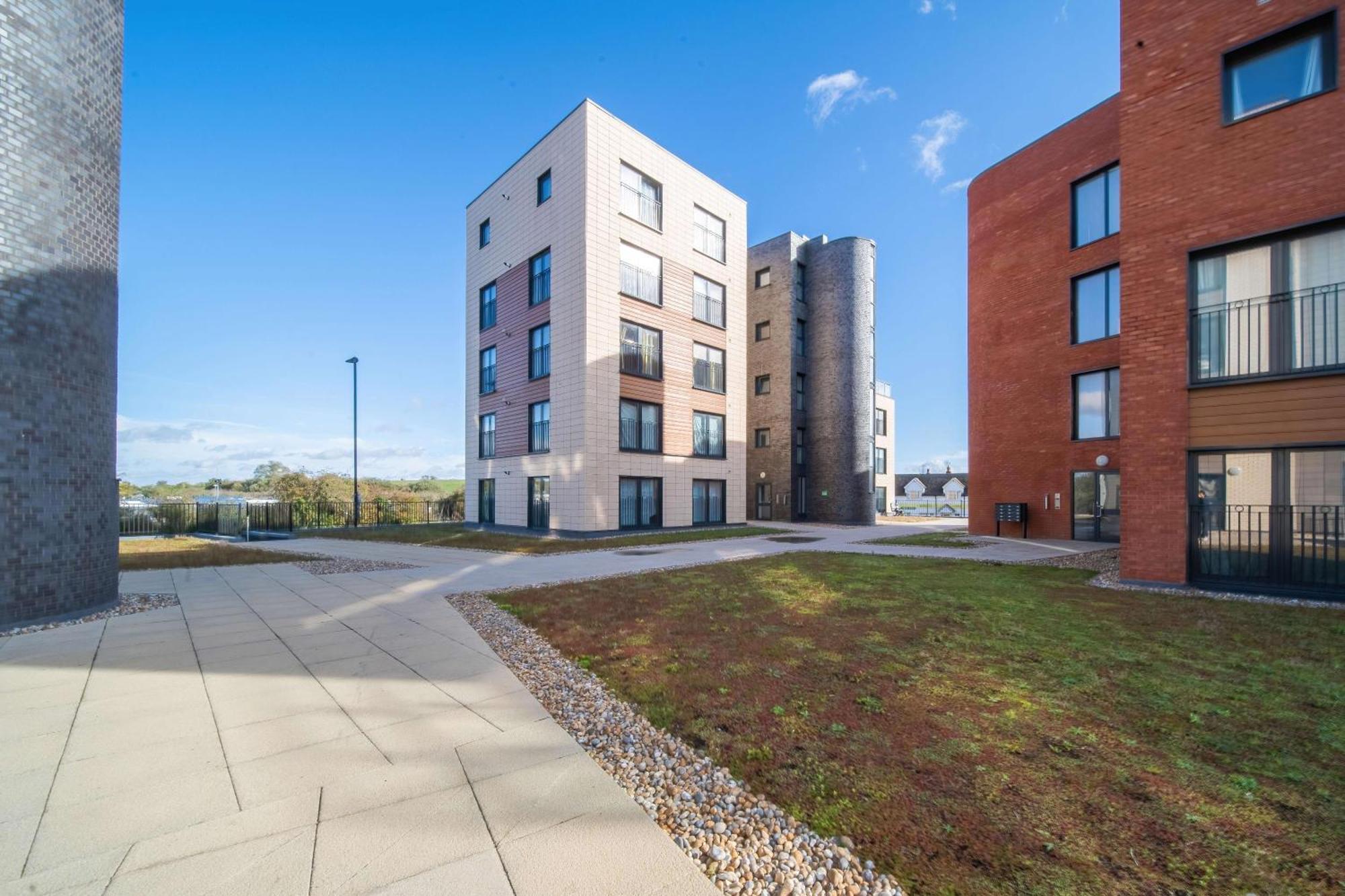 One And Two Bed Apartments Slough Near Heathrow Colnbrook Экстерьер фото