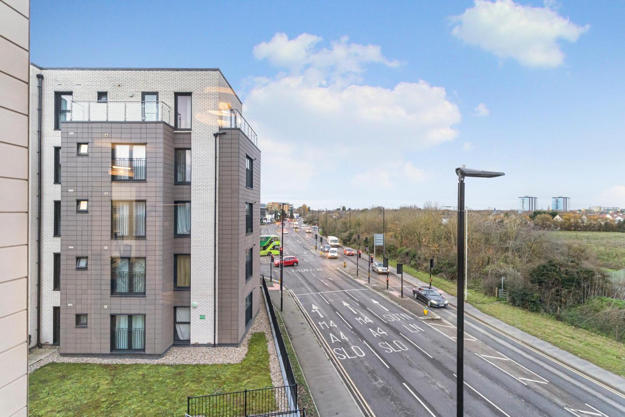 One And Two Bed Apartments Slough Near Heathrow Colnbrook Экстерьер фото
